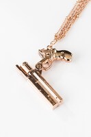 ヴァッシュ・ザ・スタンピードモデルのネックレス。