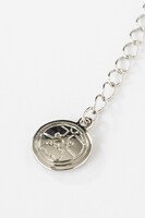 ニコラス・D・ウルフウッドモデルのネックレス。