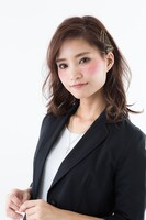 ニコラス・D・ウルフウッドモデルのネックレスの着用例。