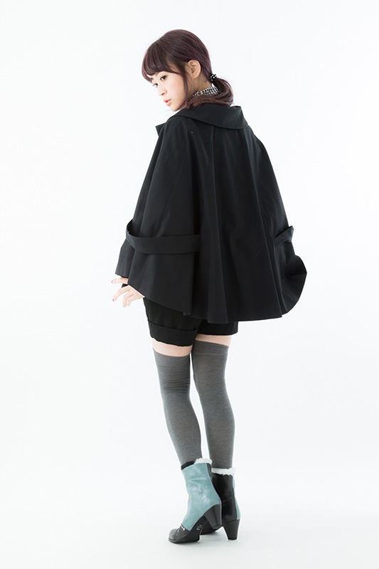 間黒男モデルのショートブーツ着用例。