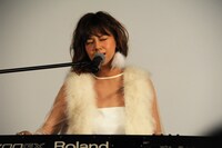 ドラマ「エンジェル・ハート」主題歌の「Save me」を披露する西内まりや。