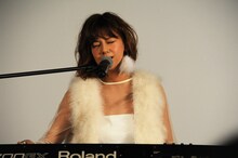 ドラマ「エンジェル・ハート」主題歌の「Save me」を披露する西内まりや。