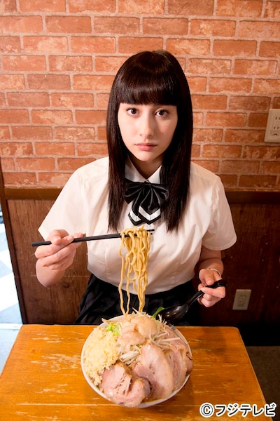 ドラマ「ラーメン大好き小泉さん」で小泉さん役を演じる早見あかり。