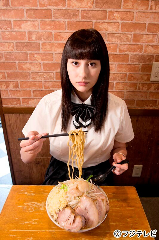 ドラマ「ラーメン大好き小泉さん」で小泉さん役を演じる早見あかり。