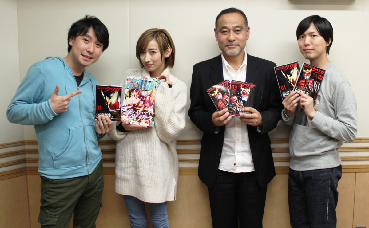 左から鈴村健一、井坂仁美（仮面ライダーGIRLS）、松山鷹志、神谷浩史。