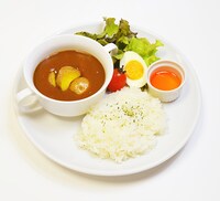 「『ジャガイモを握って。ピーラーを構えて。』MEZZO"のハーモニーカレー」