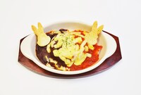 「『私についてきてください』『まだまだ満足できないよね！』Fly away!2色のハンバーググラタン」