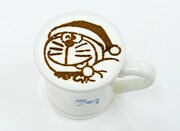 「スイートクリスマスツリープレート」とセットのドラえもんサンタカフェラテ。