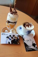 ホテル若水 ロビーラウンジ「すみれ」で提供される「ブラック・ジャックなパフェ」（左）と、「ウィンナーコーヒー ブラック・ジャック風」（右）。それぞれにブロマイドが付属する。