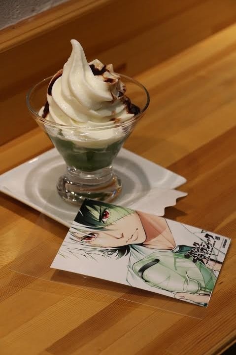 宝塚牛乳で提供される「ヤングB・Jサンデー」と、このメニューを注文すると貰えるブロマイド。