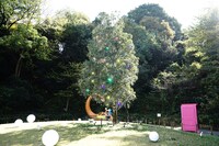 3階「はらっぱ」にあるクリスマスツリー、昼のイメージ。