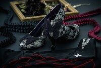 「xxxHOLiC×ちゃけちょけコラボパンプス 壱原侑子モデル」と「xxxHOLiC×ERIMAKI SOXコラボソックス LONG」