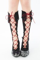 「xxxHOLiC×ちゃけちょけコラボパンプス 壱原侑子モデル」と「xxxHOLiC×ERIMAKI SOXコラボソックス LONG」の着用例。