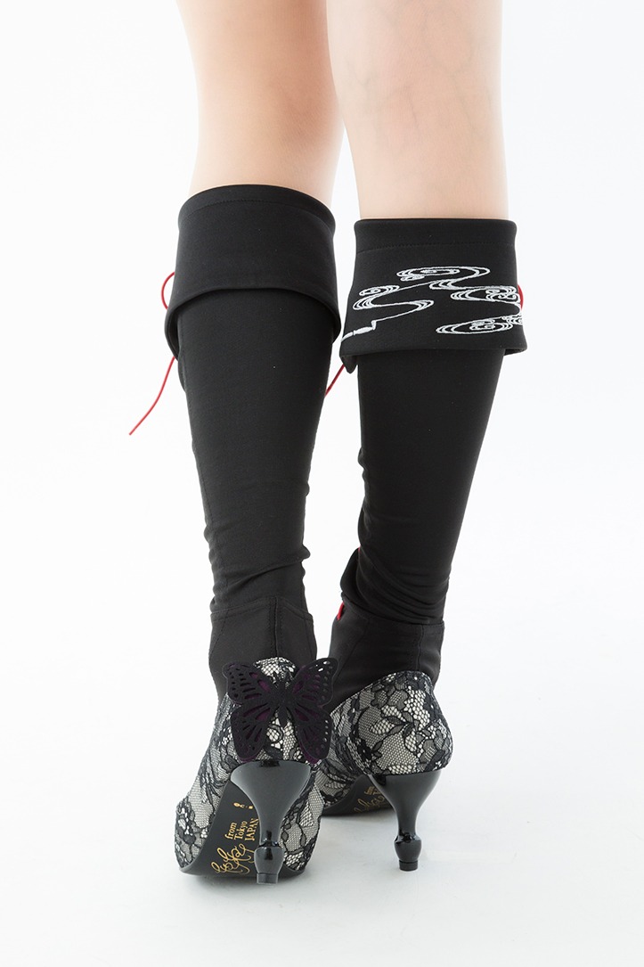 「xxxHOLiC×ちゃけちょけコラボパンプス 壱原侑子モデル」と「xxxHOLiC×ERIMAKI SOXコラボソックス LONG」の着用例。