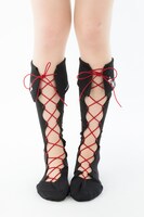 「xxxHOLiC×ERIMAKI SOXコラボソックス LONG」の着用例。