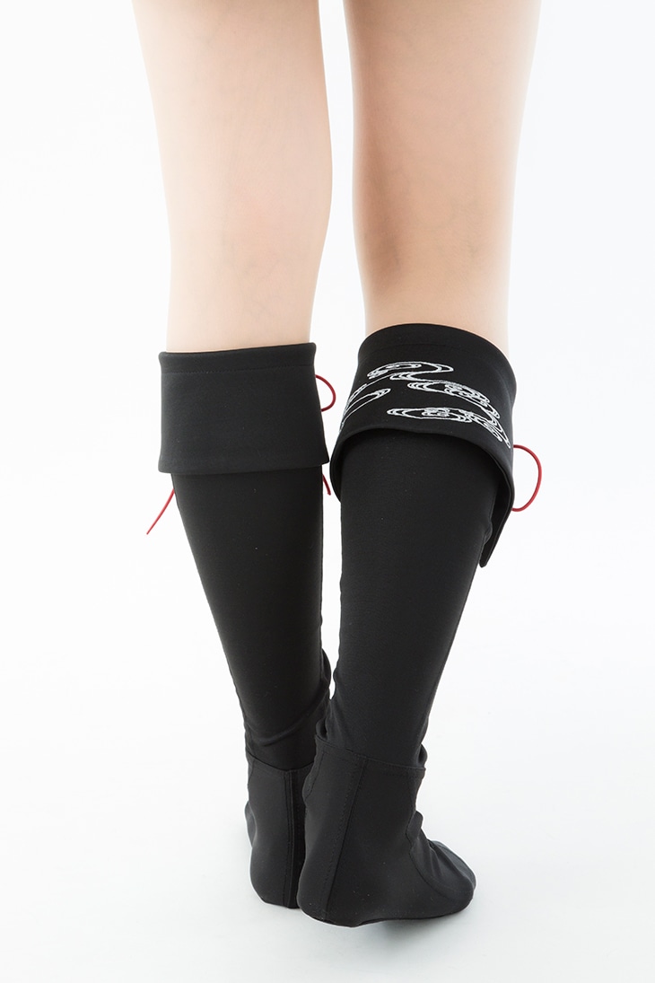 「xxxHOLiC×ERIMAKI SOXコラボソックス LONG」の着用例。