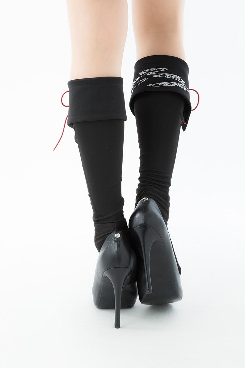 「xxxHOLiC×ERIMAKI SOXコラボソックス LONG」の着用例。