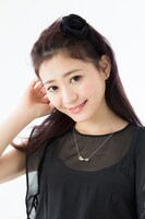 「四月一日君尋&百目鬼静モデル ネックレス」の着用例。