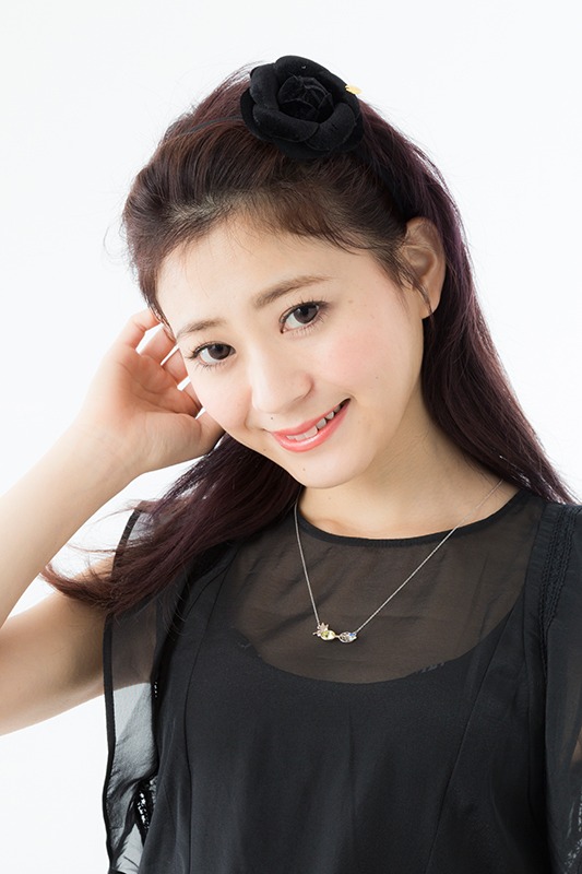 「四月一日君尋&百目鬼静モデル ネックレス」の着用例。