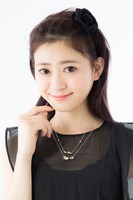 「四月一日君尋&百目鬼静モデル ネックレス」の着用例。