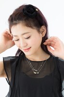 「四月一日君尋&百目鬼静モデル ネックレス」の着用例。