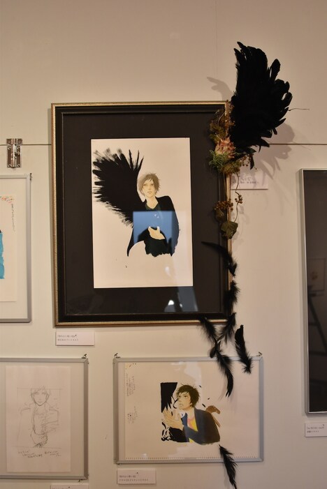 「恋の心に黒い羽」の展示。