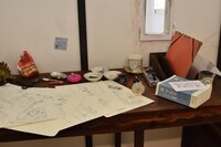 机の上にはデジタル仕上げ前の原稿も。