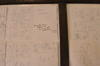 たくさんのネームが貼られている壁。