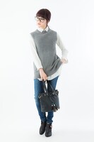 「宝石の国」ショルダーバッグの使用例。