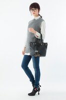 「宝石の国」ショルダーバッグの使用例。