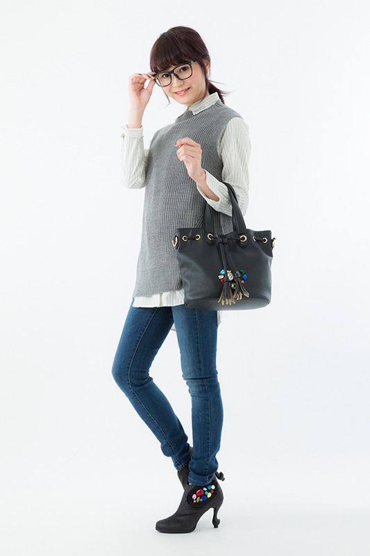 「宝石の国」ショルダーバッグの使用例。