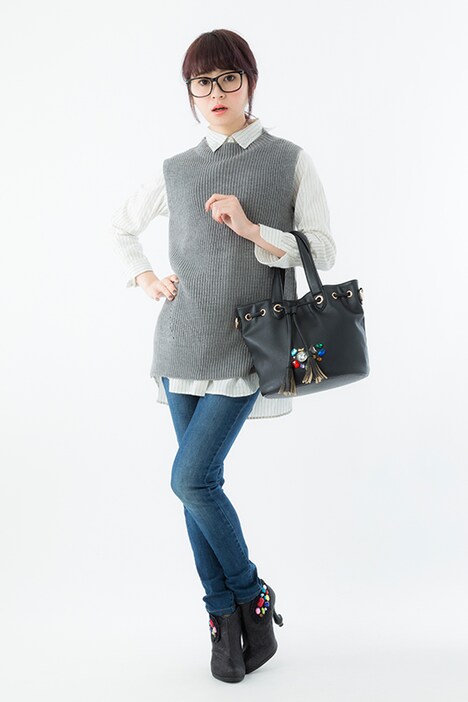 「宝石の国」ショルダーバッグの使用例。