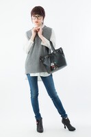 「宝石の国」ショルダーバッグの使用例。