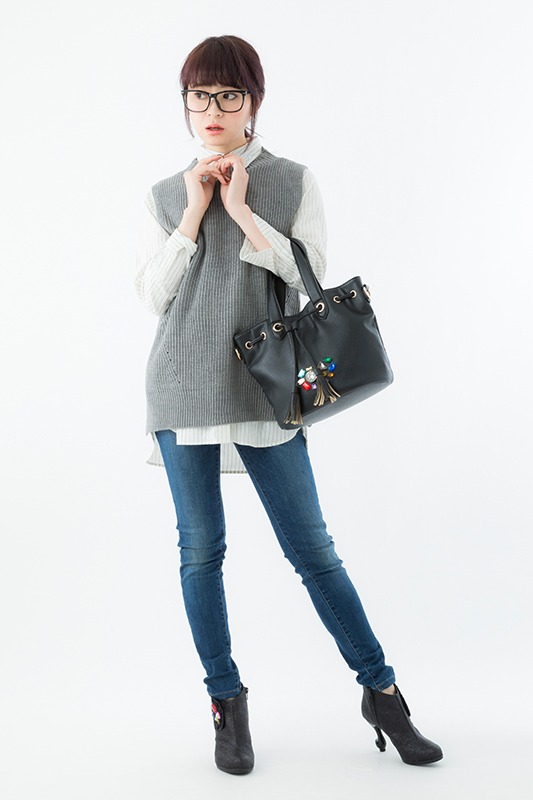 「宝石の国」ショルダーバッグの使用例。