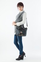 「宝石の国」ショルダーバッグの使用例。