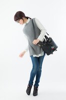 「宝石の国」ショルダーバッグの使用例。