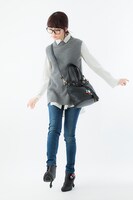 「宝石の国」ショルダーバッグの使用例。