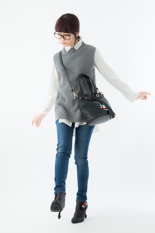 「宝石の国」ショルダーバッグの使用例。