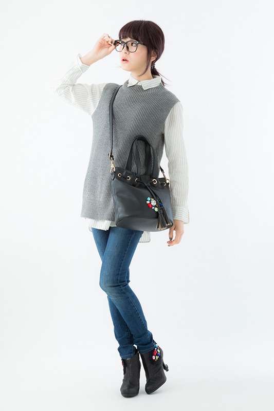 「宝石の国」ショルダーバッグの使用例。