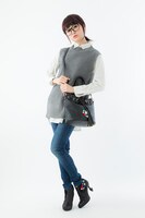 「宝石の国」ショルダーバッグの使用例。