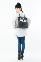 「宝石の国」リュックの使用例。