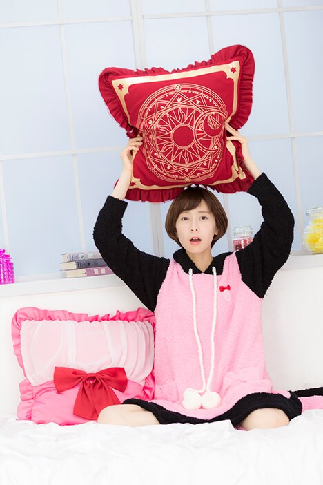 「カードキャプターさくら」をイメージしたクッションカバーの使用例。