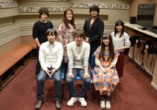 （左上から時計回りに）松岡禎丞、斉藤貴美子、中村悠一、鈴木絵理、小野大輔、上田麗奈、石田彰。