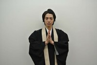 高杉真宙扮する天野慶和。