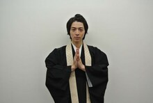 高杉真宙扮する天野慶和。