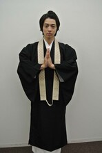 高杉真宙扮する天野慶和。