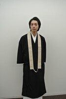 高杉真宙扮する天野慶和。