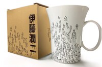 「伊藤潤二恐怖美学体験大展」で販売中の「落下」マグカップ。