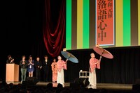 翁家社中による寄席芸能「太神楽」の様子。