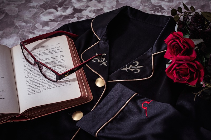 ルルーシュ・ランペルージモデルのルームウェアとファッショングラス。